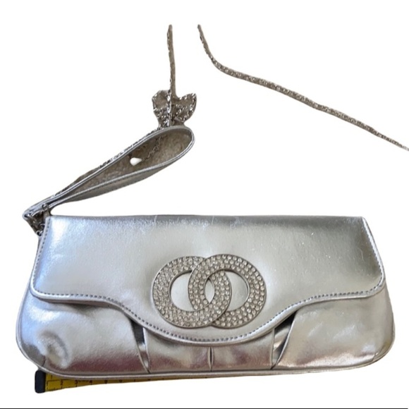 Silver clutch with removable chain and wrist strap - Picture 1 of 6